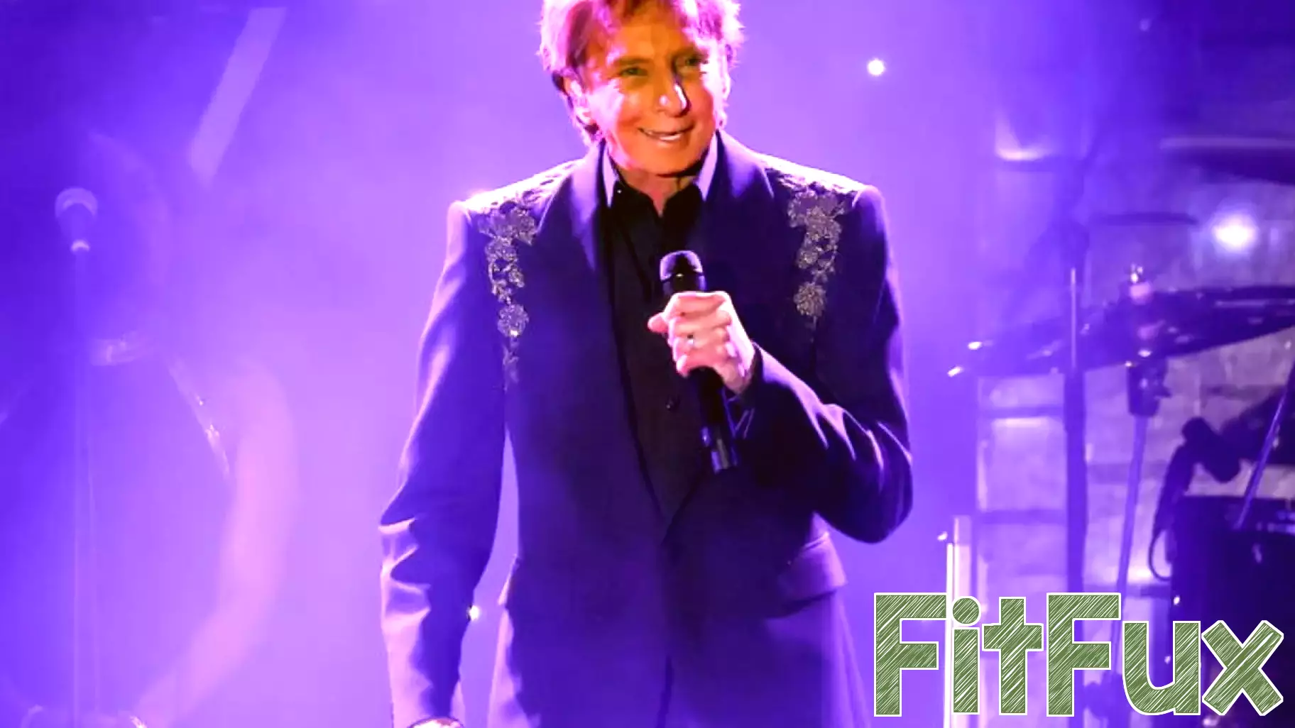 Barry Manilow returns to the stage after six-week hiatus following health break